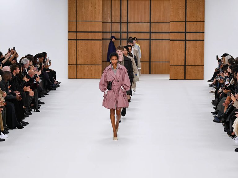 Burberry 2027夏季系列亮相　以手繪印花重塑經典英倫風格