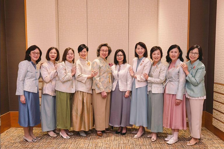 特首夫人與8位女局長穿「新中式時裝」亮相國慶活動